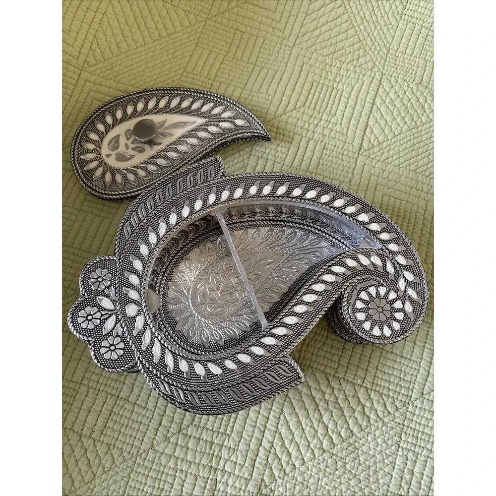Vintage Silver Tone Paisley Trinket Jewelry Box Divided w/Lid Intricate 8.25